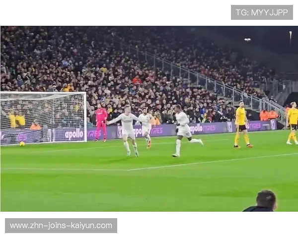 拉什福德反击单挑后卫后轻松推射